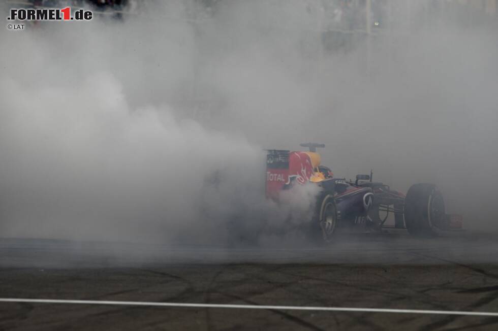 Foto zur News: Zudem entdeckt der Deutsche in Indien eine weitere Leidenschaft: Donuts drehen. Bei jedem weiteren Sieg praktiziert er Pirouetten vor den Fans - beim ersten Mal noch auf Kosten der Teamkasse. &quot;Wir haben das letzte Mal schon bezahlt, also wird es diesmal aufgeteilt oder von Sebastian übernommen&quot;, schmunzelt Teamchef Horner nach dem zweiten Donut in Abu Dhabi. Doch dort hatten die Kommissare nichts gegen die Einlage.