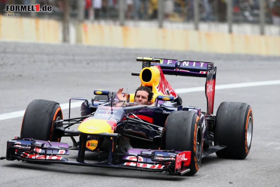 Foto zur News: Unvergessen bleibt natürlich auch seine allerletzte Runde in Brasilien. Auf der Auslaufrunde zieht Webber seinen Helm vom Kopf und fährt &quot;oben ohne&quot;. Seine Bilanz in 215 Formel 1 Rennen: Neun Siege, 42 Podestplätze, 13 Pole-Positions und 19 schnellste Rennrunden.