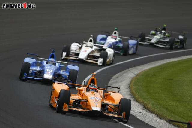 Foto zur News: Im Mai 2017 startet Alonso sensationell beim Indy 500 in den USA. Trotz Skepsis zeigt er eine starke Leistung, führt 27 Runden und wird zum Rookie des Rennens gewählt. 21 Runden vor Rennende scheidet er mit Honda-Motorschaden aus. Das scheint bei ihm Lust auf mehr geweckt zu haben.