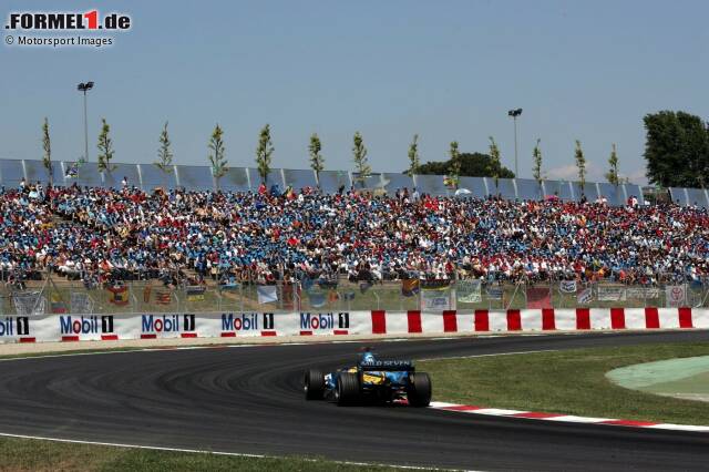 Foto zur News: Alonso-Mania in Barcelona: Jahrelang interessiert sich neben der Motorrad-WM in Spanien kein Mensch für die Formel 1, aber plötzlich platzt der Circuit de Catalunya aus allen Nähten! Aus dem erhofften Heimsieg wird 2005 noch nichts: Nach drei Siegen en suite muss sich der Mann aus Oviedo Kimi Räikkönen geschlagen geben. Sein erster Heimsieg sollte erst 2012 in Valencia erfolgen, der erste Triumph beim Großen Preis von Spanien gar erst 2013.