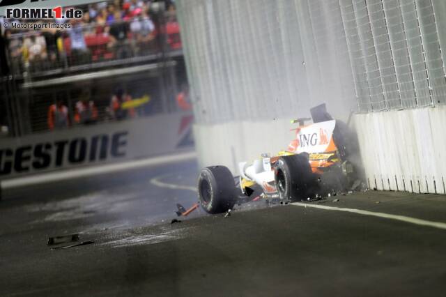 Foto zur News: An frühere Erfolge kann Renault nicht anknüpfen - und es bedarf einer Rennmanipulation durch Nelson Piquet jun., um in Singapur endlich wieder einen Grand Prix zu gewinnen. Alonso nutzt die Safety-Car-Phase perfekt und landet auf dem obersten Treppchen - angeblich ohne Mitwisserschaft an "Crashgate". Ein ehrlicher Sieg folgt zwei Wochen später in Fuji, doch 2008 und auch 2009 war Renault schlicht nicht konkurrenzfähig genug.