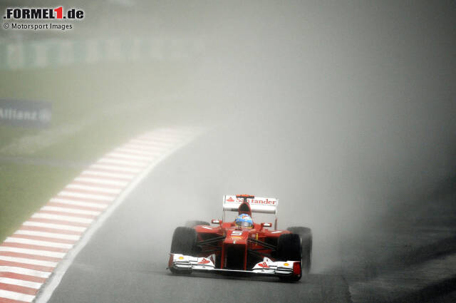 Foto zur News: "This is one of the most, most beautiful!" Gänsehaut nach dem Sieg vor Sergio Perez in Malaysia 2012: Alonso gewinnt mit dem unterlegenen Ferrari und führt plötzlich, in der Form seines Lebens, völlig unerwartet die Fahrer-WM an.