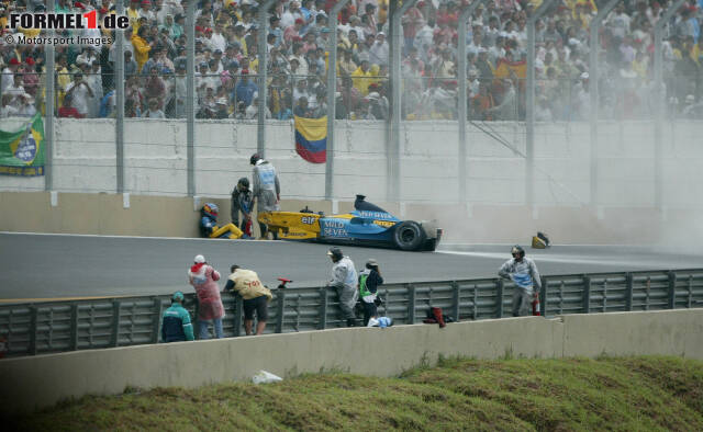 Foto zur News: Sein erster wirklich schwerer Unfall: Beim Großen Preis von Brasilien 2003 kracht Alonso vehement in die Streckenbegrenzung. Er bleibt aber unverletzt und wird sogar als Dritter gewertet. Am Ende der Saison wird er WM-Sechster. In seiner Karriere sollte er noch weitere Horror-Unfälle überstehen: Den Startcrash in Spa 2012, den noch immer mysteriösen Testunfall 2015 und den Melbourne-Abflug 2016.