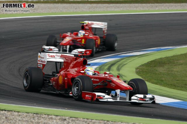 Foto zur News: Wer die Nummer 1 spielt, wird spätestens in Hockenheim klar, als Felipe Massa nicht gewinnen darf, obwohl Teamorder verboten ist. Wenn der zweite Ferrari vor ihm fährt, sieht Alonso nur noch rot... Die Worte "Fernando is faster than you" brennen sich tief ins kollektive Gedächtnis der Formel 1 ein.