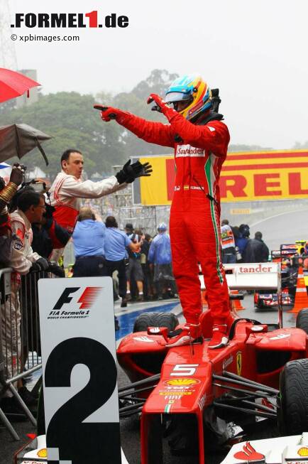 Foto zur News: Doch er wird wieder nur Zweiter: Nach Abschüssen von Konkurrenten in Spa und Suzuka zieht ihm Sebastian Vettel davon. Alonso hat gelernt, sich auch zu freuen, wenn er nicht gewinnt. Aber die Experten sind sich einig: Was er 2012 abgeliefert hat, war eine der besten Leistungen in der Geschichte der Königsklasse.