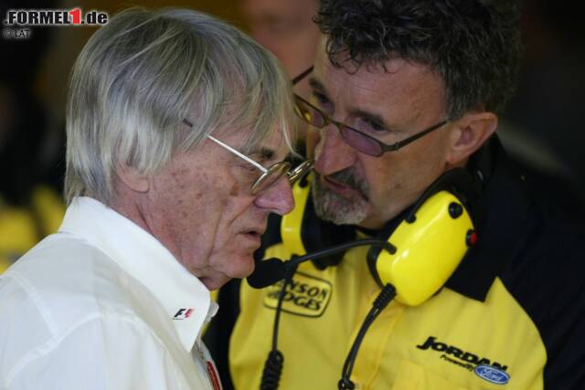 Foto zur News: Von nun an war Ecclestone quasi der uneingeschränkte Herrscher der Formel 1, und das mit teils fragwürdigen Methoden. Drei Teamchefs wurden zum Beispiel zehn Millionen Dollar auf Privatkonten überwiesen, damit sie das Concorde-Agreement von 1998 unterzeichnen würden: Eddie Jordan, ...