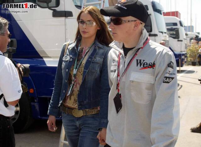 Foto zur News: Kimi Räikkönen soll es mit der Treue nie so genau genommen haben, munkelt man. Ob das wahr ist oder nicht, entzieht sich unserer Kenntnis, aber seine Liebe zur Miss Skandinavien 2001, Jenni Dahlman, ist über die Jahre deutlich abgekühlt. Nach fast neun Jahren Ehe wurde das finnische Traumpaar im Februar 2013 offiziell geschieden. Typisch "Iceman" eben, könnte man ätzen. Der Finne wagte mit Minttu Virtanen einen Neuanfang. Im Januar wurde der Ferrari-Pilot zum ersten Mal Vater.