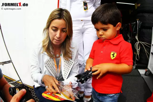 Foto zur News: Bei den Massas ist der Nachwuchs schon länger da - und heißt wie der Papa: Felipinho steht auf Ferrari und schnelle Autos, genau wie Felipe. Die bodenständige Mama Raffaela hat's im Haus der Benzinbrüder nicht immer einfach...