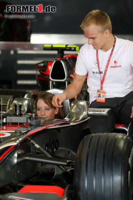 Foto zur News: Heikki Kovalainen hat sich seine Lebensgefährtin indes außerhalb der finnischen Grenzen gesucht. Fündig geworden ist er bei Catherine Hyde, mit der er bei McLaren seine besten Formel-1-Jahre erlebte und zum Grand-Prix-Sieger wurde. Catherine ist eines der aktivsten Mitglieder im informellen &quot;Club&quot; der Formel-1-Fahrerfrauen.