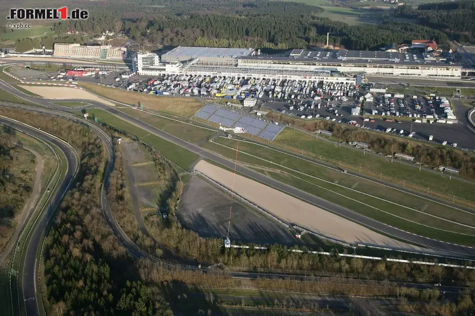 Foto zur News: Nico Rosberg (Mercedes): &quot;Wir waren am Donnerstag auf der Nordschleife mit den alten Silberpfeil-Autos. Da ist ja die Silberpfeil-Legende entstanden. Da haben die den Lack abgekratzt, weil das Auto zu schwer war - und dann blieb nur noch das Metall untendrunter übrig, und das war silbern. Dann bin ich noch mit Fangios 54er-Siegerauto gefahren auf der Nordschleife. Das waren schon verrückte Zeiten damals. Ohne Leitplanken, durch die Bäume auf der Strecke hindurch, im strömenden Regen, wo man nichts sieht - Wahnsinn, echt! Das ist schon eine andere Welt gewesen.&quot;