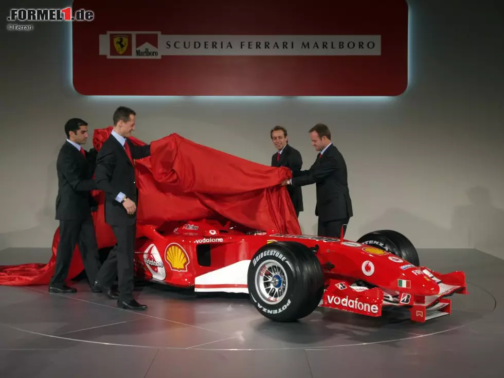 Foto zur News: 2005: Ferrari F2005. Dritter in der Fahrer- und Konstrukteurs-Weltmeisterschaft. Ein Sieg. - Der kleinere Rahmen der Präsentation deutet schon an, dass Ferrari in jener Saison kleinere Brötchen backen muss. Schumacher/Barrichello starten mit dem F2004-M, einer überarbeiteten Version des Vorjahreswagens, in die Saison. Der einzige Sieg gelingt dann mit Neuwagen beim Michelin-Skandalrennen in Indianapolis, wo die beiden Ferraris nur Jordan und Minardi schlagen müssen.