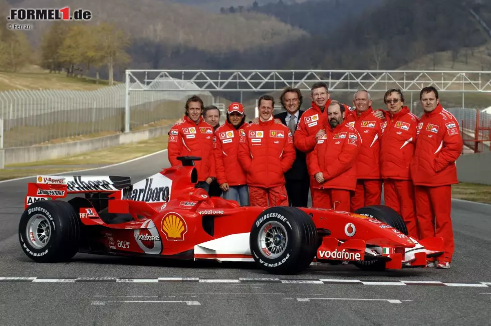 Foto zur News: 2006: Ferrari 248 F1. Zweiter in der Fahrer- und Konstrukteurs-Weltmeisterschaft. Neun Siege. - Nicht in der Gestione Sportiva in Maranello, sondern auf der hauseigenen Teststrecke in Mugello findet 2006 die Ferrari-Präsentation statt - erstmals mit Felipe Massa als Nachfolger von Rubens Barrichello, und zum letzten Mal mit Michael Schumacher. Der Deutsche kämpft bis zum Schluss gegen Fernando Alonso um den Titel, zieht aber beim Finale in Brasilien den Kürzeren und beendet seine (erste) Karriere. Der 248 F1 ist der letzte große Wurf von Rory Byrne, der sich am Jahresanfang nahezu komplett aus dem Tagesgeschäft zurückzieht und die technische Verantwortung an Aldo Costa übergibt. Auch Teamchef Jean Todt und Chefstratege Ross Brawn verschwinden von der Bildfläche. Das Ende einer Ära.