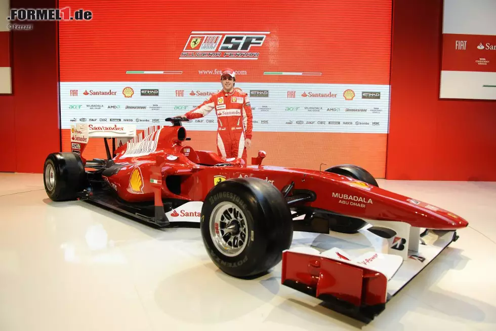 Foto zur News: 2010: Ferrari F10. Zweiter in der Fahrer- und Dritter in der Konstrukteurs-Weltmeisterschaft. Fünf Siege. - Neuzugang Fernando Alonso, auf dem alle Hoffnungen von Präsident Luca di Montezemolo ruhen, gewinnt nach signifikanten Regeländerungen gleich den ersten Grand Prix in Bahrain und kämpft auch bis zum Schluss um den Titel. Beim Finale in Abu Dhabi unterläuft dem Kommandostand aber ein taktischer Fehler, indem man sich zu sehr auf Mark Webber konzentriert und Sebastian Vettel dabei völlig übersieht - was Chefstratege Chris Dyer den Job kostet.