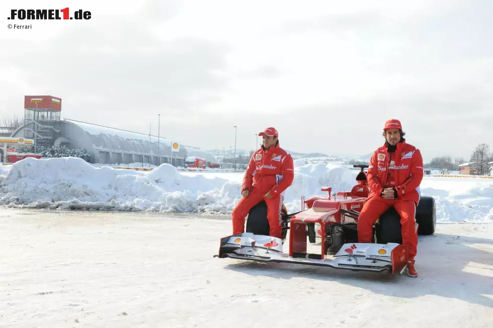 Foto zur News: 2012: Ferrari F2012. Zweiter in der Fahrer- und Konstrukteurs-Weltmeisterschaft. Drei Siege. - Schon bei der Präsentation deutet sich an, dass der F2012 Ferrari auf Glatteis führen könnte, und bei den ersten Testfahrten bestätigt sich diese Befürchtung. Trotzdem gewinnt Alonso dank des Regens gleich den zweiten Grand Prix in Malaysia - und hat phasenweise schon 44 Punkte Vorsprung auf Sebastian Vettel. Am Ende verliert er den Titel aber wieder im letzten Rennen.