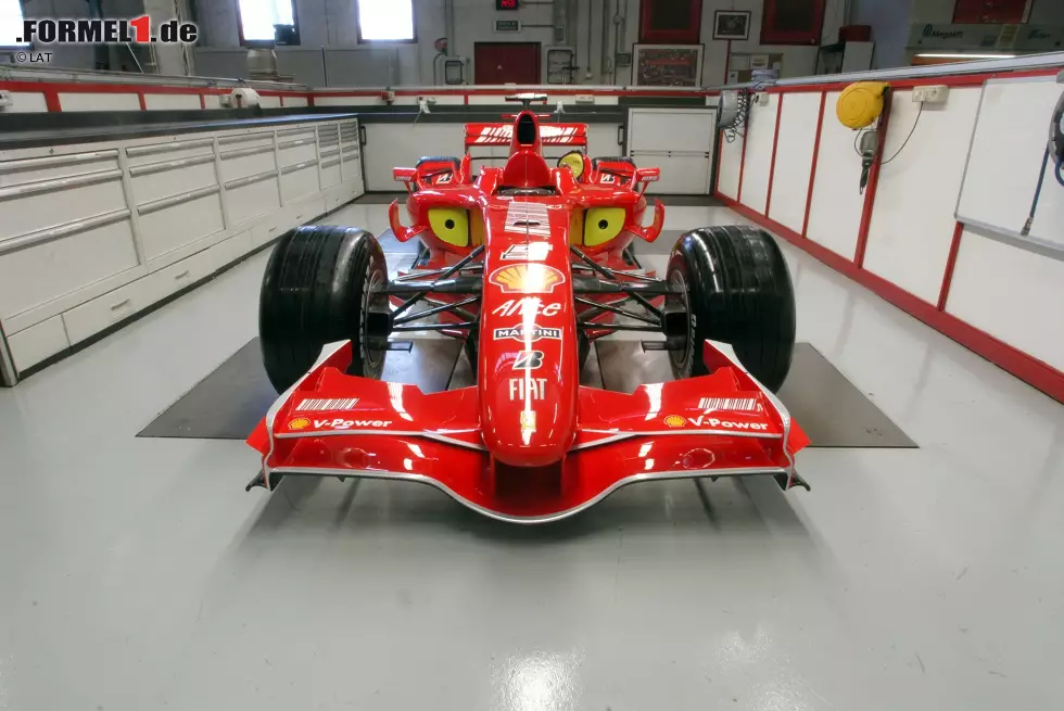 Foto zur News: 2007: Ferrari F2007. Fahrer- und Konstrukteurs-Weltmeister. Neun Siege. - Alles neu bei der Scuderia: Im letzten Jahr des langsam scheidenden Teamchefs Jean Todt gewinnt Kimi Räikkönen den Auftakt-Grand-Prix in Australien - und beim dramatischen Finale in Brasilien auch den schon verloren geglaubten Titel gegen Alonso/Hamilton auf McLaren. Auf eine Präsentation mit hunderten Gästen verzichtet Ferrari komplett. Stattdessen werden nur Fotos des F2007 aus der Fabrik veröffentlicht.