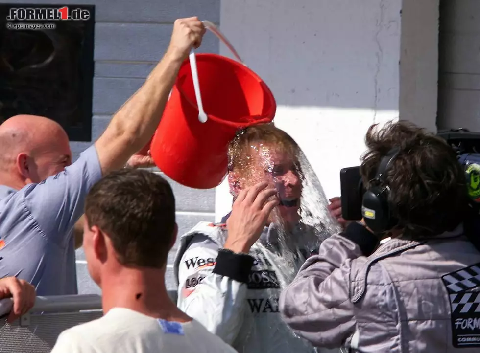 Foto zur News: Im Jahr 2000 wird die Luft schon dünner: Zwar ist der McLaren-Mercedes-Silberpfeil immer noch ein Siegerauto, wie etwa beim grandiosen Triumph beim Hitzerennen in Budapest, ...