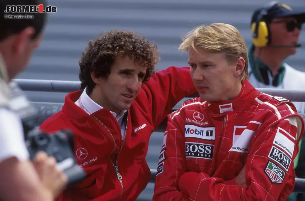 Foto zur News: Nicht einmal Berater Alain Prost kann McLaren 1996 entscheidend voranbringen. Prost verlässt das Team am Jahresende und gründet 1997 seinen eigenen Rennstall.