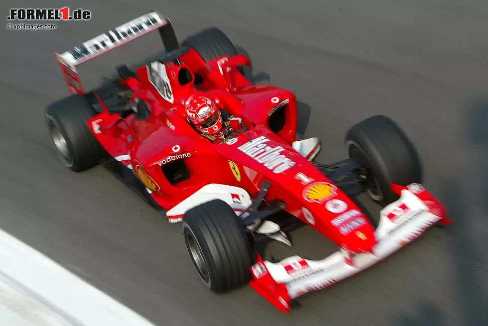 Foto zur News: Beim vergangenen Rennen in Japan hat Sebastian Vettel seinen fünften Saisonsieg in Folge eingefahren. Das hatte es zuletzt 2004 gegeben: Damals gewann Michael Schumacher gleich zu Saisonbeginn fünfmal in Folge. Der damalige Ferrari-Pilot siegte später in dieser Saison noch bei sieben Rennen in Folge. Vettel müsste also in Indien und in Abu Dhabi gewinnen, um diese Bestleistung einzustellen.