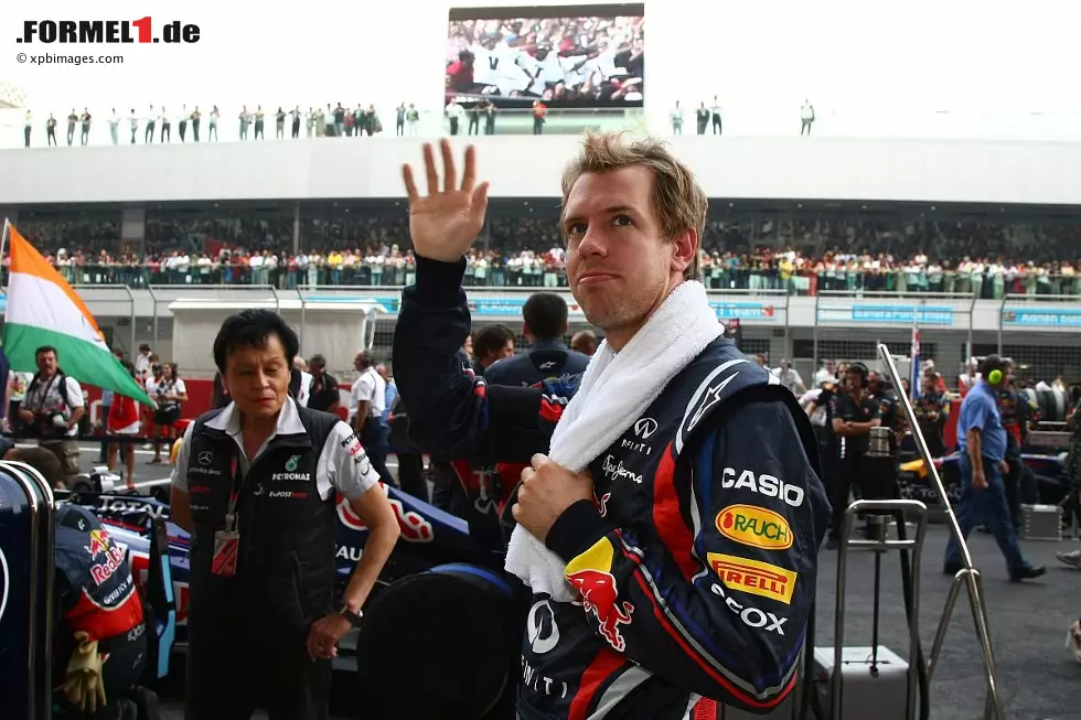 Foto zur News: Dank seiner Pole-Position beim Großen Preis von Indien 2011 verschaffte Sebastian Vettel seinem Team Red Bull den Saisonrekord - es war bereits die 16. Pole-Position in diesem Jahr. Vettel selbst ging damals zum 28. Mal von Startplatz eins in ein Formel-1-Rennen. Seither hat er noch 14 weitere Pole-Positions erzielt.