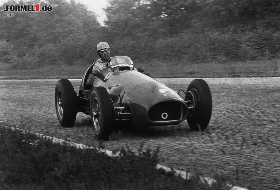 Foto zur News: Je nach Betrachtungsweise hat Alberto Ascari den Rekord für die meisten Rennsiege in Serie inne. Vom Großen Preis von Belgien 1952, dem dritten Rennen des Jahres, bis zum gleichen Grand Prix im Jahr darauf (dem vierten von neun Saisonrennen) siegte Ascari bei neun Grands Prix in Folge. Dazwischen ließ er jedoch das Indy 500 der Saison 1953 aus - und damals zählte dieses Rennen zur Formel-1-WM. Um den Rekord von Ascari einzustellen, müsste Sebastian Vettel alle verbleibenden Saisonrennen gewinnen.