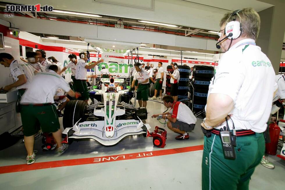 Foto zur News: ...nicht auf der Couch aus. Ende 2007 bot ihm Honda beim schwächelnden Formel-1-Team den Posten des Teamchefs an. Brawn konnte nicht widerstehen. Schon nach wenigen Rennen 2008 gab er allerdings die Saison auf und wies seine Mannschaft an, alle Energien auf die Saison 2009 zu konzentrieren. Doch dann...