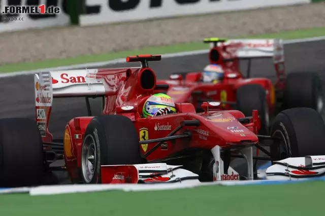 Foto zur News: Und wenn Massa doch schneller war, wurde er vom Team zurück gepfiffen, wie hier in Hockenheim 2010, als ihn Renningenieur Rob Smedley mit den Worten "Fernando is faster than you" hinter den Spanier kommandierte.