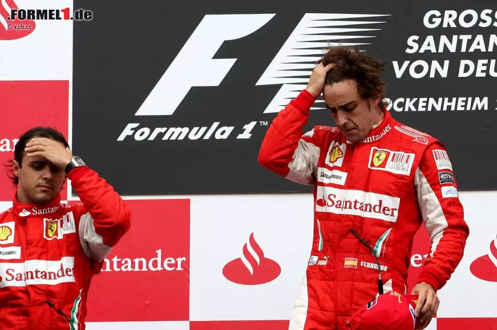 Foto zur News: Beiden Ferrari-Piloten war die Situation auf dem Podium sichtlich unangenehm, zumal Stallorder damals offiziell verboten war.