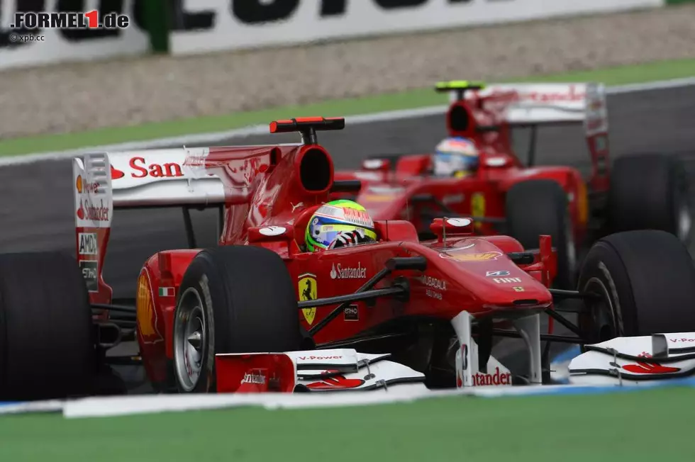 Foto zur News: Und wenn Massa doch schneller war, wurde er vom Team zurück gepfiffen, wie hier in Hockenheim 2010, als ihn Renningenieur Rob Smedley mit den Worten &quot;Fernando is faster than you&quot; hinter den Spanier kommandierte.