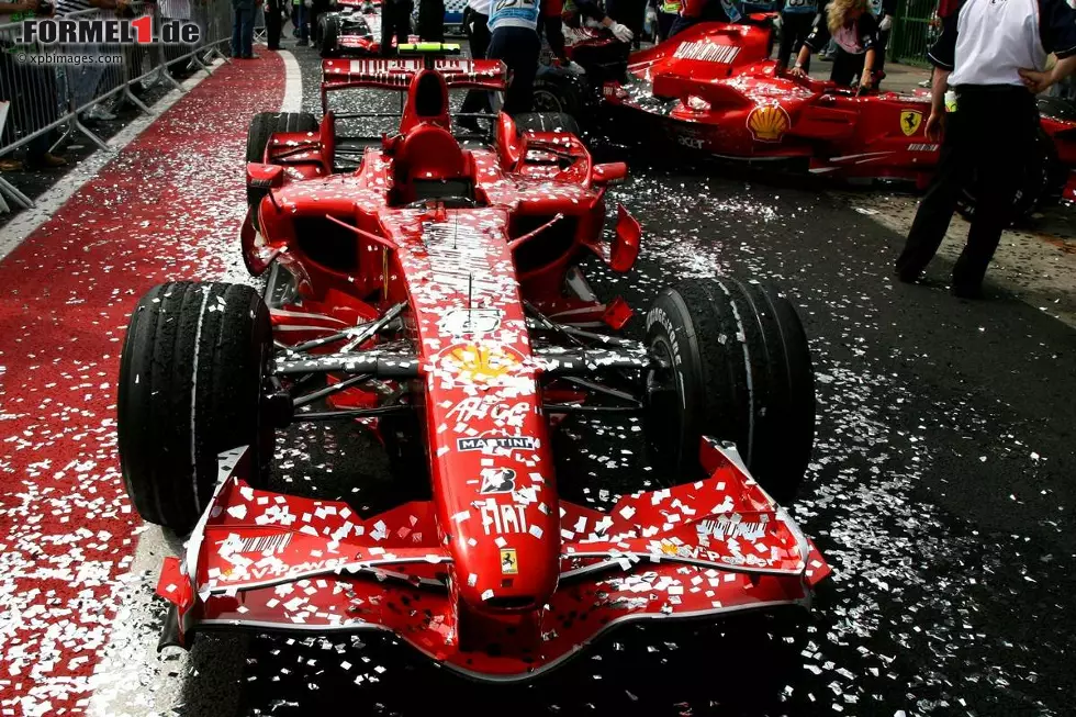 Foto zur News: Ein Finale für die Ewigkeit! Kimi Räikkönen macht im Kampf gegen Alonso und Hamilton alles richtig und wird sensationell Weltmeister - mit einem Punkt Vorsprung auf seine Widersacher. In diesem Moment ist der Finne endgültig aus dem langen Schatten von Michael Schumacher getreten. Die Tifosi lieben ihn beim ersten Titelgewinn mehr als den Deutschen nach vielen Jahren.