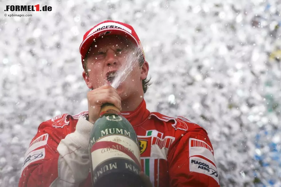 Foto zur News: Der schnelle Mann aus Espoo genießt seinen Erfolg in vollen Zügen. Endlich Champion! Und das im ersten Jahr mit der Scuderia aus Maranello!