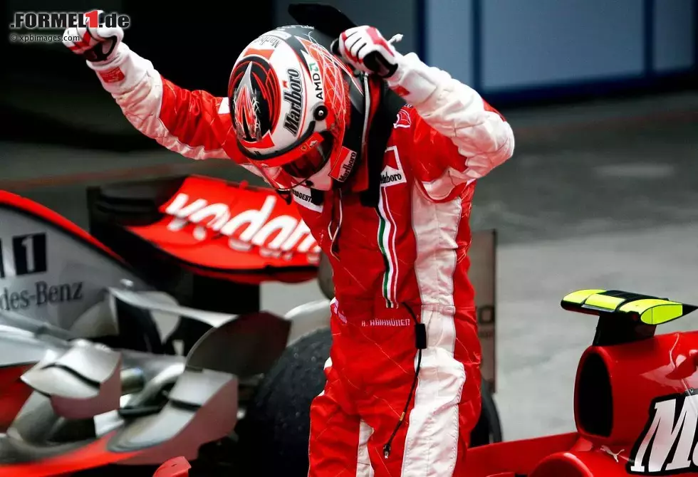 Foto zur News: Nach einem enttäuschenden Saisonstart in Melbourne setzt Kimi Räikkönen mit dem Sieg im Grand Prix von Malaysia ein Hightlight. Mit Platz zwei in Bahrain schiebt sich der amtierende Champion an die WM-Spitze.