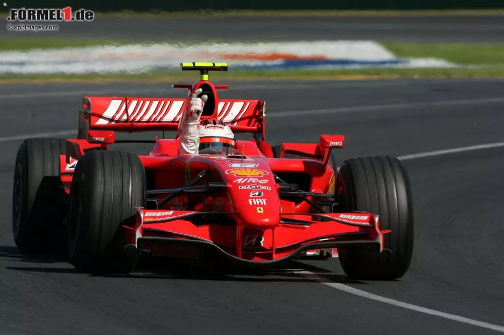 Foto zur News: ...weil die Kombination Räikkönen/Ferrari sofort Erfolge auf der Strecke bringt. Im allerersten Rennen für die Scuderia sichert sich Kimi Räikkönen im Grand Prix von Australien 2007 sofort den ersten Sieg. Nun ist auch der letzte Italiener ein Finnland-Liebhaber.