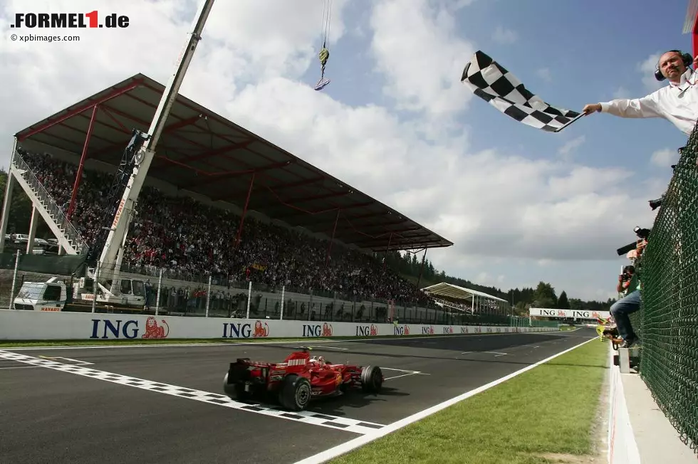 Foto zur News: In Ungarn und der Türkei erreicht Kimi Platz zwei, in Italien - beim Heimspiel der Scuderia - immerhin als Dritter das Podest. Dann die Kampfansage: Grand-Prix-Sieg in Spa-Francorchamps (Foto). Die an sich überlegenen McLaren-Piloten kommen in der WM-Wertung wieder in Sichtweite. Nach Platz drei in Japan und einem Sieg in China ist Kimi dran. Showdown in Brasilien!