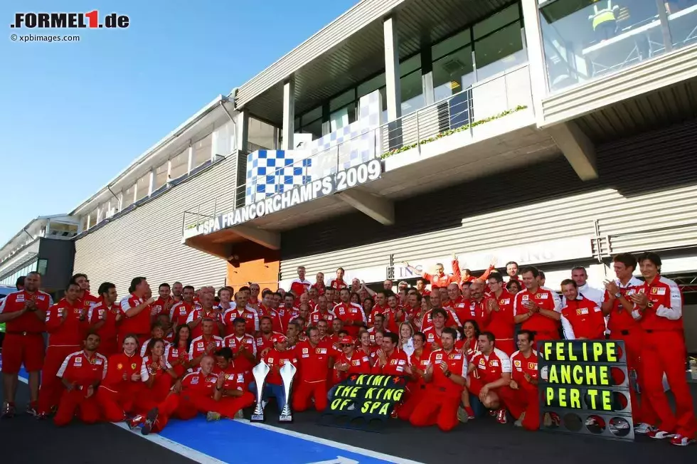 Foto zur News: In Abwesenheit seines brasilianischen Helfers, der sich im Training in Budapest durch eine Metallfeder ernste Kopfverletzungen zugezogen hatte, realisiert Räikkönen seinen einzigen Sieg des Jahres 2009 in Spa-Francorchamps. Endlich mal wieder etwas zu feiern für den &quot;Iceman&quot; und seine Crew.