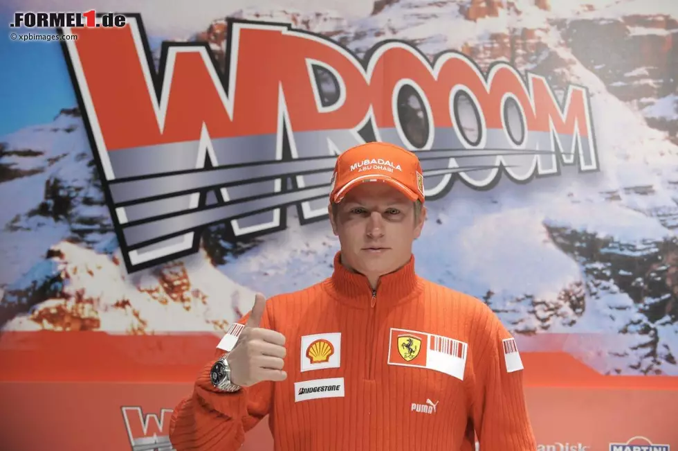 Foto zur News: Januar 2008 in Madonna di Campiglio: Und wieder macht es Wrooom! Kimi Räikkönen ist der unumstrittene Star auf dem italienischen Parkett.