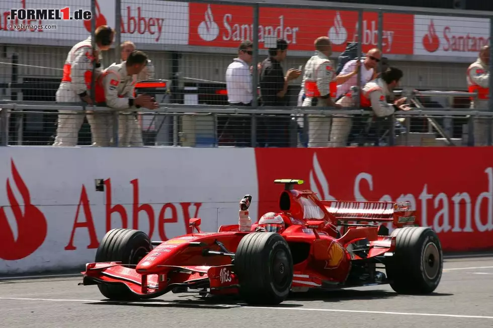 Foto zur News: Wenige Tage nach dem Erfolg in Frankreich folgt der Sieg beim Grand Prix von Großbritannien in Silverstone. Kimi Räikkönen, der zwischenzeitlich recht weit zurückliegt, findet langsam wieder Anschluss an die beiden in der WM führenden McLaren-Piloten Lews Hamilton und Fernando Alonso.