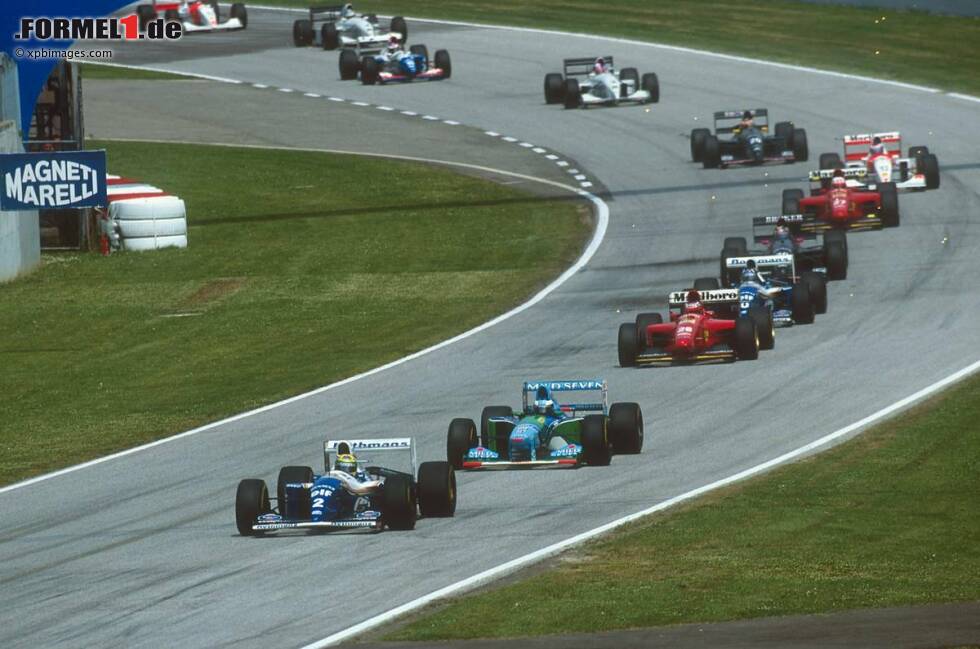 Foto zur News: Ayrton Senna, inzwischen zu Williams gewechselt, und Michael Schumacher gehen als WM-Favoriten in die Saison 1994. Senna kommt jedoch beim Grand Prix von San Marino auf tragische Weise ums Leben, sodass der Weg frei ist für Schumacher. Der Deutsche wird in jenem Jahr zum ersten Mal Formel-1-Weltmeister. Allerdings haftet ihm nach einer Reihe von Unstimmigkeiten und Verdächtigungen auch der Ruf des &quot;Schummel-Schumi&quot; an.