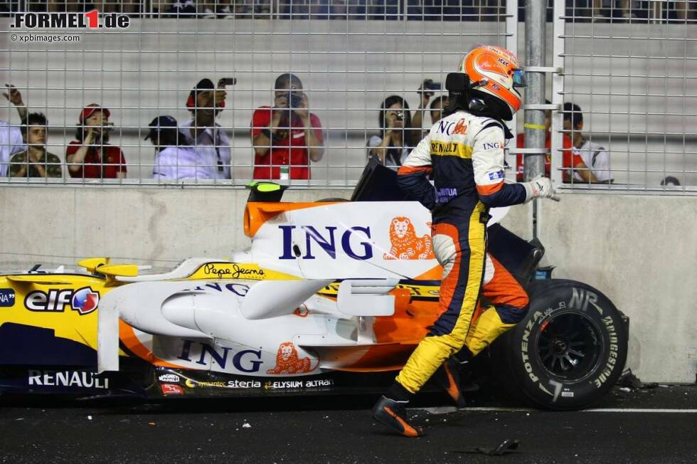 Foto zur News: 2008 gewinnt Renault endlich wieder, aber wie: Der Grand Prix von Singapur 2008 geht als &quot;Crashgate&quot; in die Geschichte ein, eines der unrühmlichsten Kapitel in der jüngeren Motorsport-Vergangenheit. Nelson Piquet jun. verursacht beim Nachtrennen absichtlich einen Unfall und löst damit eine Safety-Car-Phase aus, ...