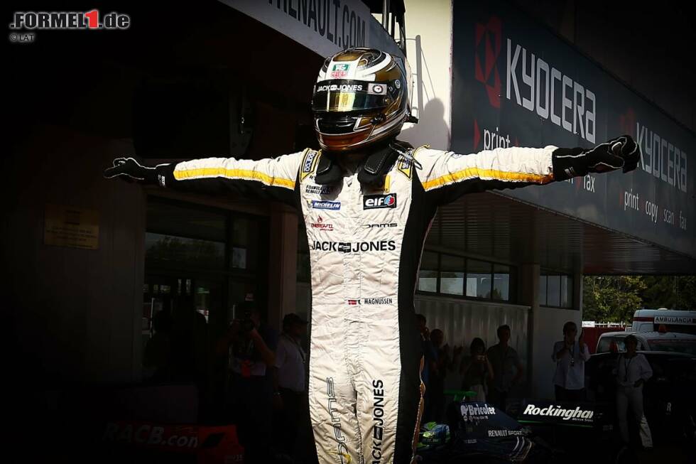 Foto zur News: Geschafft! Kevin Magnussen hat sich als Titelträger der Renault-World-Series 2013 für höhrer Aufgaben empfohlen.