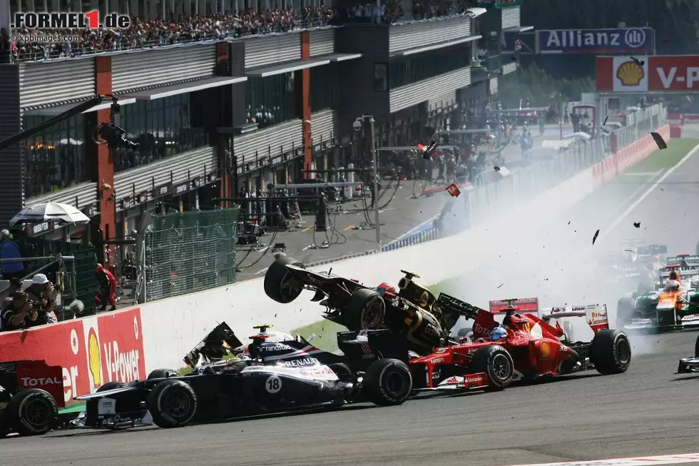 Foto zur News: Pastor &amp; Romain, ein weiteres Kapitel: Startkollision in Spa-Francorchamps 2012. Beinahe rasiert Grosjean Fernando Alonso den Kopf ab - und wird dafür von der FIA gesperrt. Eine Erfahrung, die Maldonado bekanntlich schon mehrfach gemacht hat.