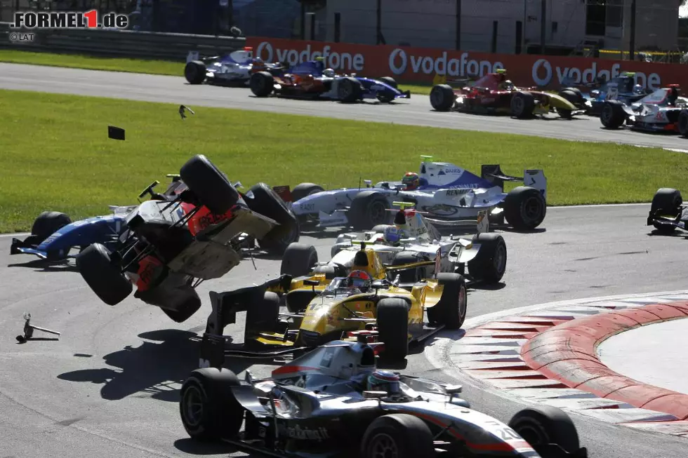 Foto zur News: Apropos Pastor &amp; Romain: Die beiden Herren, die später auch in der Formel 1 für viele Kontroversen sorgen sollten, sind beim GP2-Rennen in Monza in diese Startkollision verwickelt. Im Nachhinein könnte man unken: ein Vorgeschmack...