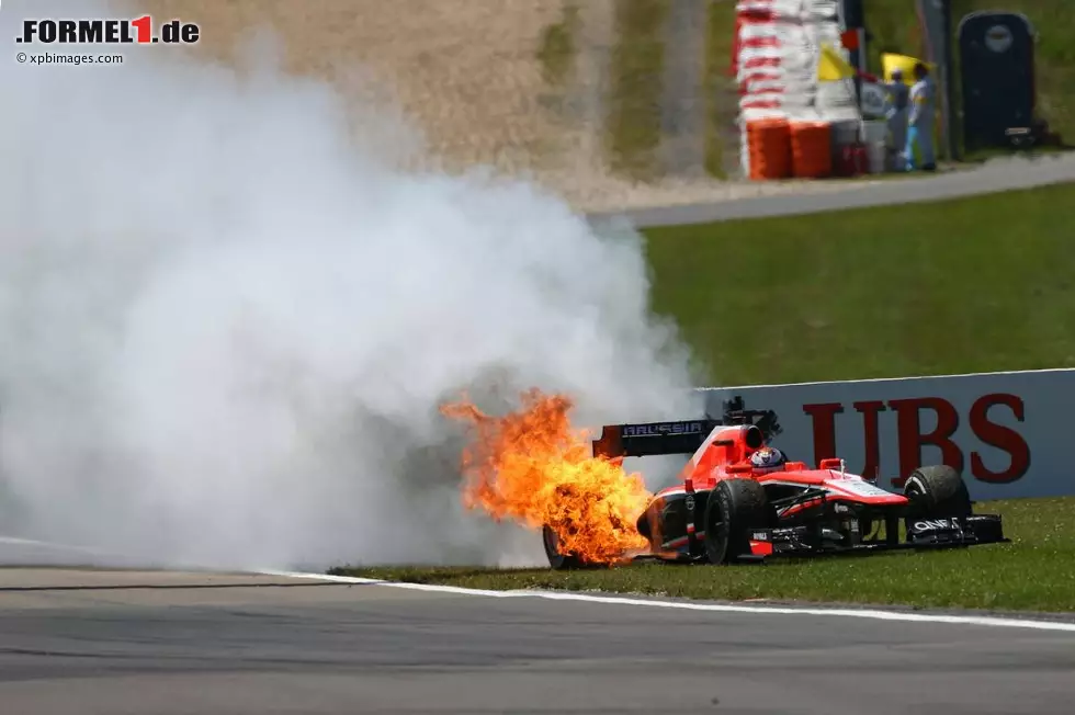 Foto zur News: Beim Rennen am Nürburgring sorgt Bianchi unfreiwillig für eine Kuriosität. Nachdem er sein Auto mit einem Motorschaden am Streckenrand abstellt, macht sich dieses noch vor dem Eintreffen der Streckenposten selbstständig und rollt quer über die Fahrbahn den Hang hinunter.