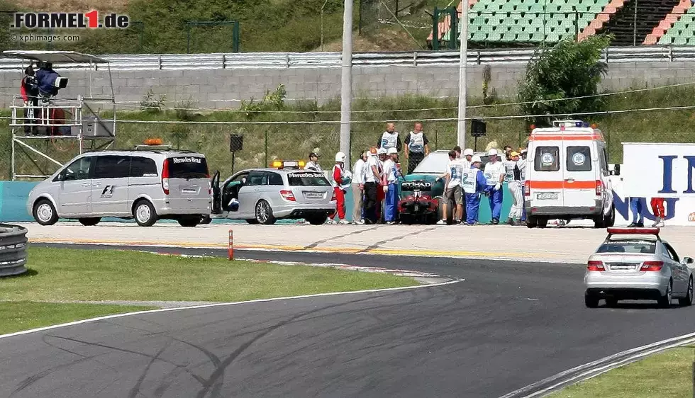 Foto zur News: Ungarn 2009 - der Wendepunkt in Massas Karriere. Im Qualifying verunglückt er schwer, nachdem ihn eine Feder des Autos von Rubens Barrichello am Helm getroffen hatte. Massa braucht lange, um sich von dem Unfall zu erholen