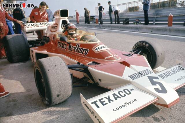 Foto zur News: Ab 1974 kam Rot ins Spiel: Marlboro und Texaco waren fortan die Brötchengeber. Untrennbar verknüpft mit dieser Ära: der Name James Hunt.