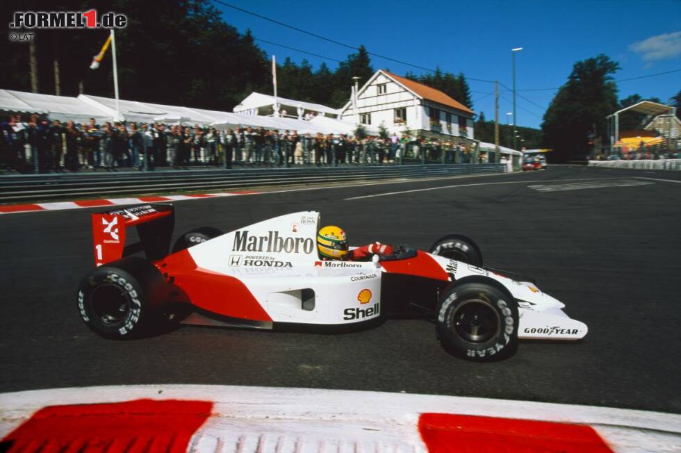 Foto zur News: Doch aus einer Not wurde eine Tugend: Der weiß-rote McLaren mit Ayrton Senna und Alain Prost - hier 1991 in Spa-Francorchamps mit dem Brasilianer am Steuer - ist heute eine der ganz großen Ikonen der Formel-1-Geschichte.