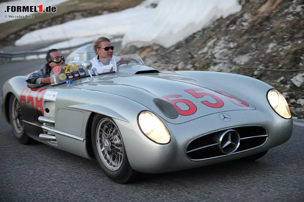 Foto zur News: Auf den Spuren eines fünfmaligen Weltmeisters: Juan Manuel Fangio hatte mit dem baugleichen Fahrzeug 1955 den zweiten Platz bei der Mille Miglia erreicht.