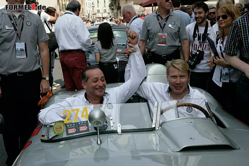 Foto zur News: Mille Miglia 2011: Häkkinen und Juan Manuel Fangio II. im Mercedes 300 SLR (Baureihe W 196 R).