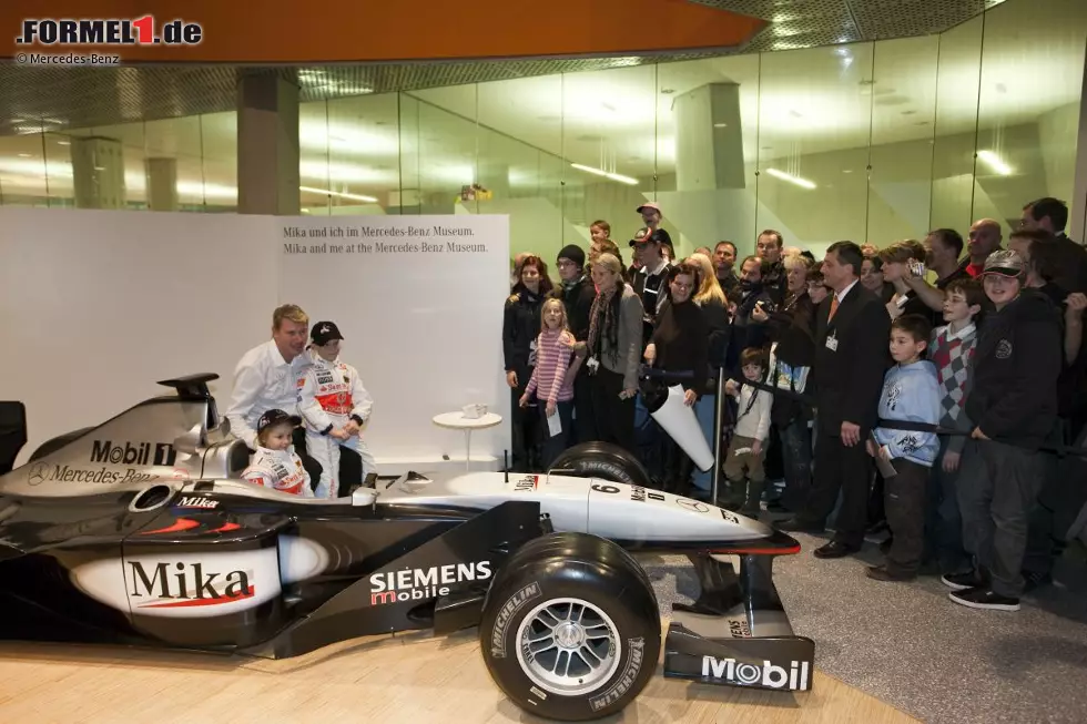 Foto zur News: &quot;Mika und ich im Mercedes-Museum&quot;: Geduldig lässt der Formel-1-Champion die Foto-Orgie über sich ergehen und bereitet so dutzenden Kindern (und oftmals auch den Vätern) eine Riesenfreude. Die Fotos waren als vorweihnachtliches Präsent nur kurze Zeit später kostenlos abholbereit.