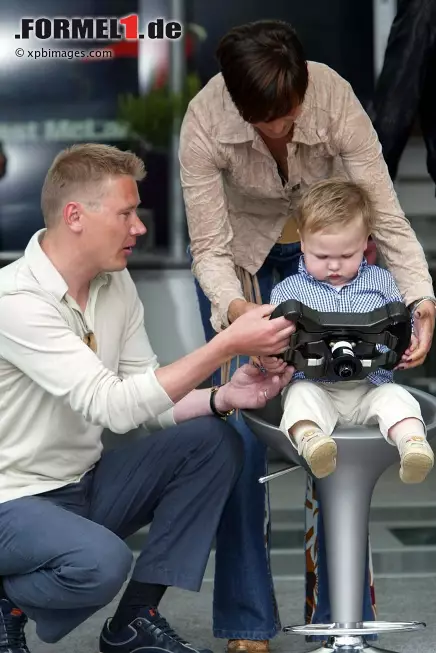 Foto zur News: Und lässt sich anschließend vom stolzen Papa das McLaren-Lenkrad erklären. Die ersten Schritte auf dem Weg zur großen Formel-1-Karriere?