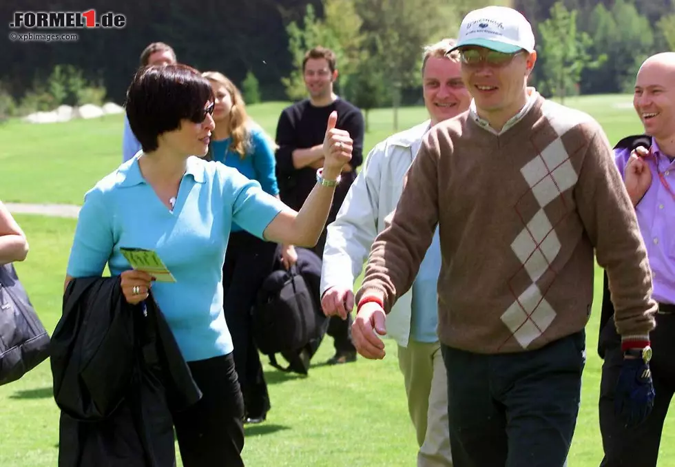 Foto zur News: Auf dem Golfplatz: Die Häkkinens wirken stets glücklich und gelten als Vorzeige-Ehepaar der High Society.